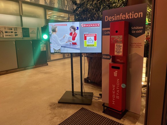 "Online reservieren, abholen im Fachcentrum", steht auf dem Bildschirm am Eingang eines Berliner Bauhauses.