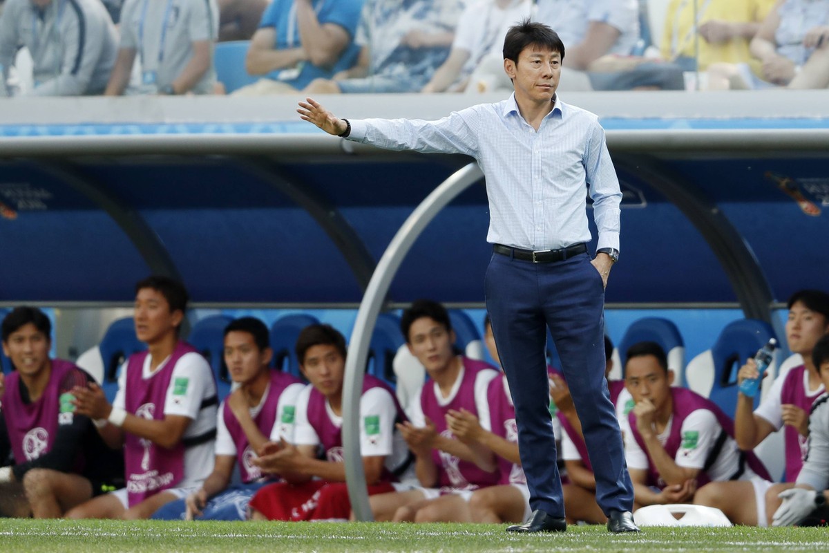 (L-R) coach Taeyong Shin of Korea Republic during the 2018 FIFA World Cup WM Weltmeisterschaft Fussball Russia group F match between Sweden and Korea Republic at the Novgorod stadium on June 18, 2018  ...