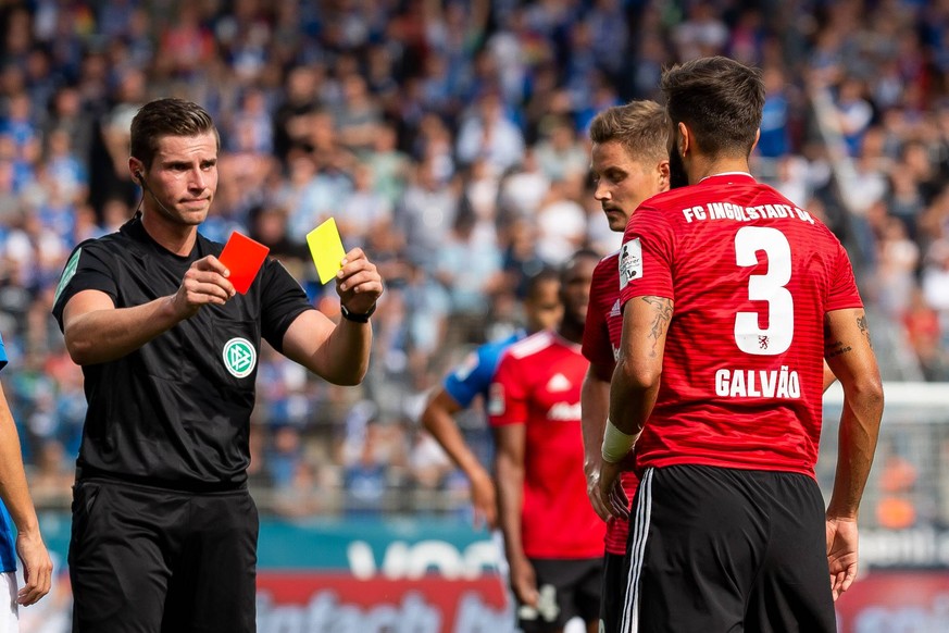 Bochum, Germany 16.09.2018, 2. Bundesiga, 5. Spieltag, VfL Bochum 1848 - FC Ingolstadt 04, Schiedsrichter Robert Kemper zeigt Lucas Galvao (FCI) die gelb rote karte ( DeFodi001 *** Bochum Germany 16 0 ...