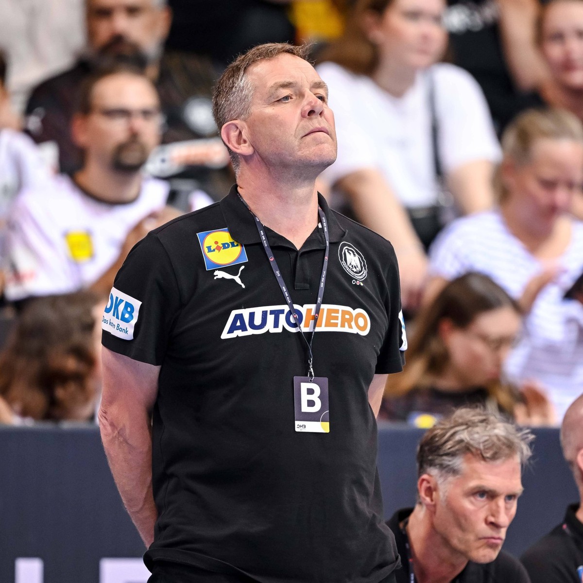 21.07.2024, Stuttgart, Germany, Porsche Arena, Deutschland vs Japan - Handball Friedly Match, Trainer Alfred Gislason Germany Schaut Foto H. Langer Stuttgart Porsche Arena Germany *** 21 07 2024, Stut ...