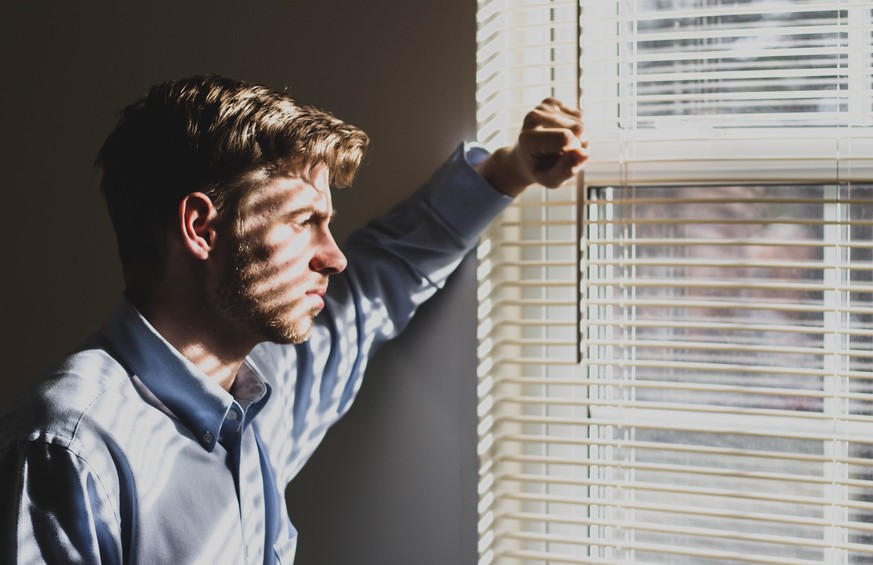 Allein zu Hause: Viele spüren in der Corona-Krise die psychische Belastung. (Symbolbild)