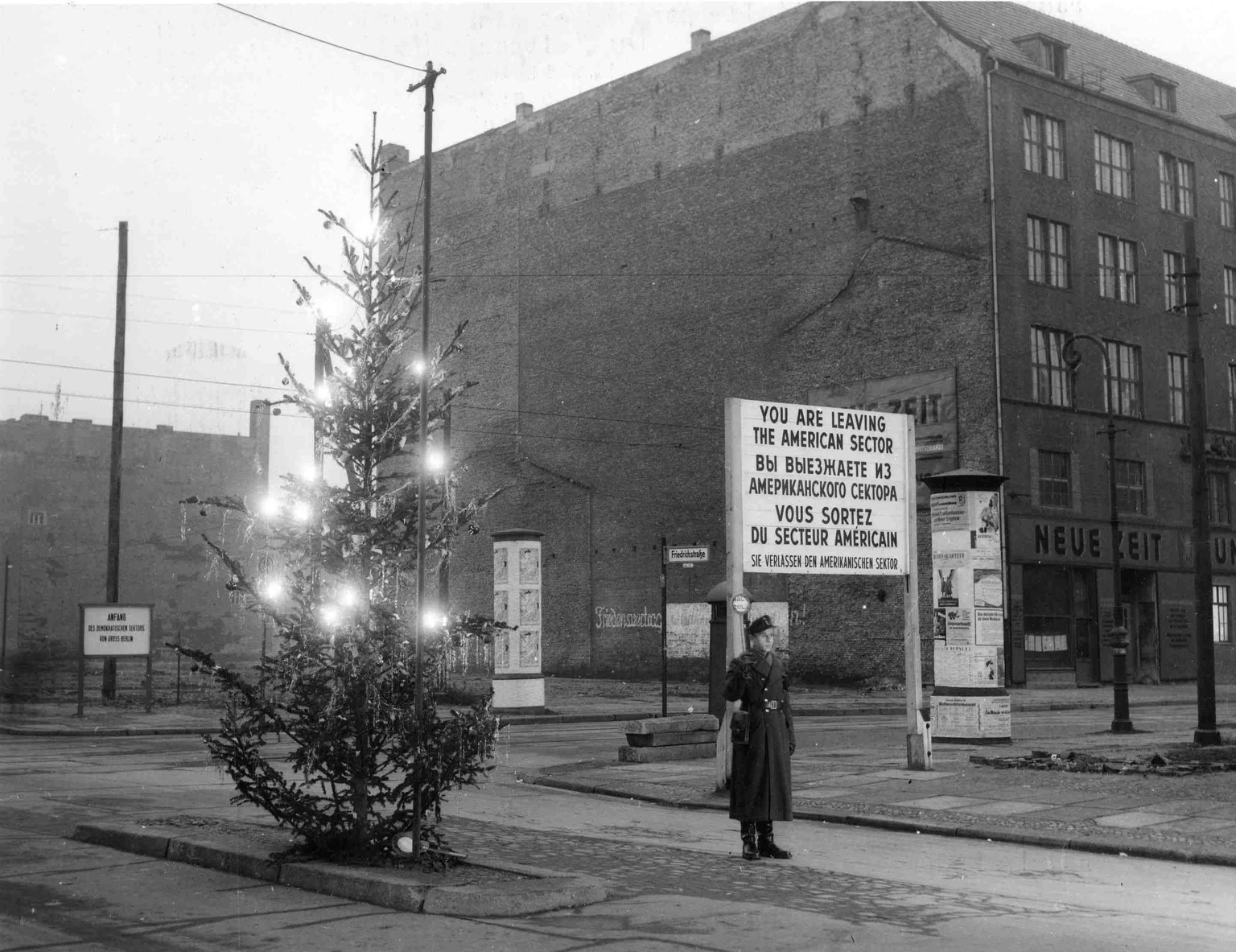A Christmas tree on the border in Berlin. (BELGA ARCHIVES) PUBLICATIONxINxGERxSUIxAUTxONLY x8946619x
