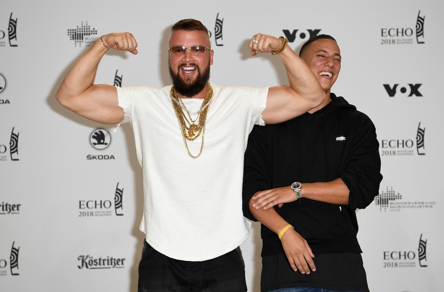 12.04.2018, Berlin: Die Rapper Kollegah (l) und Farid Bang kommen zu der 27. Verleihung des Deutschen Musikpreises Echo. Foto: Britta Pedersen/dpa-Zentralbild/dpa +++ dpa-Bildfunk +++