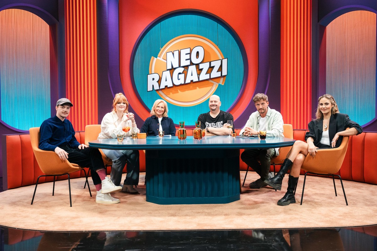 Von Links: Merlin Sandmeyer, Sophie Passmann, Maren Kroymann, Jumbo Schreiner, Tommi Schmitt und Elena Carri
