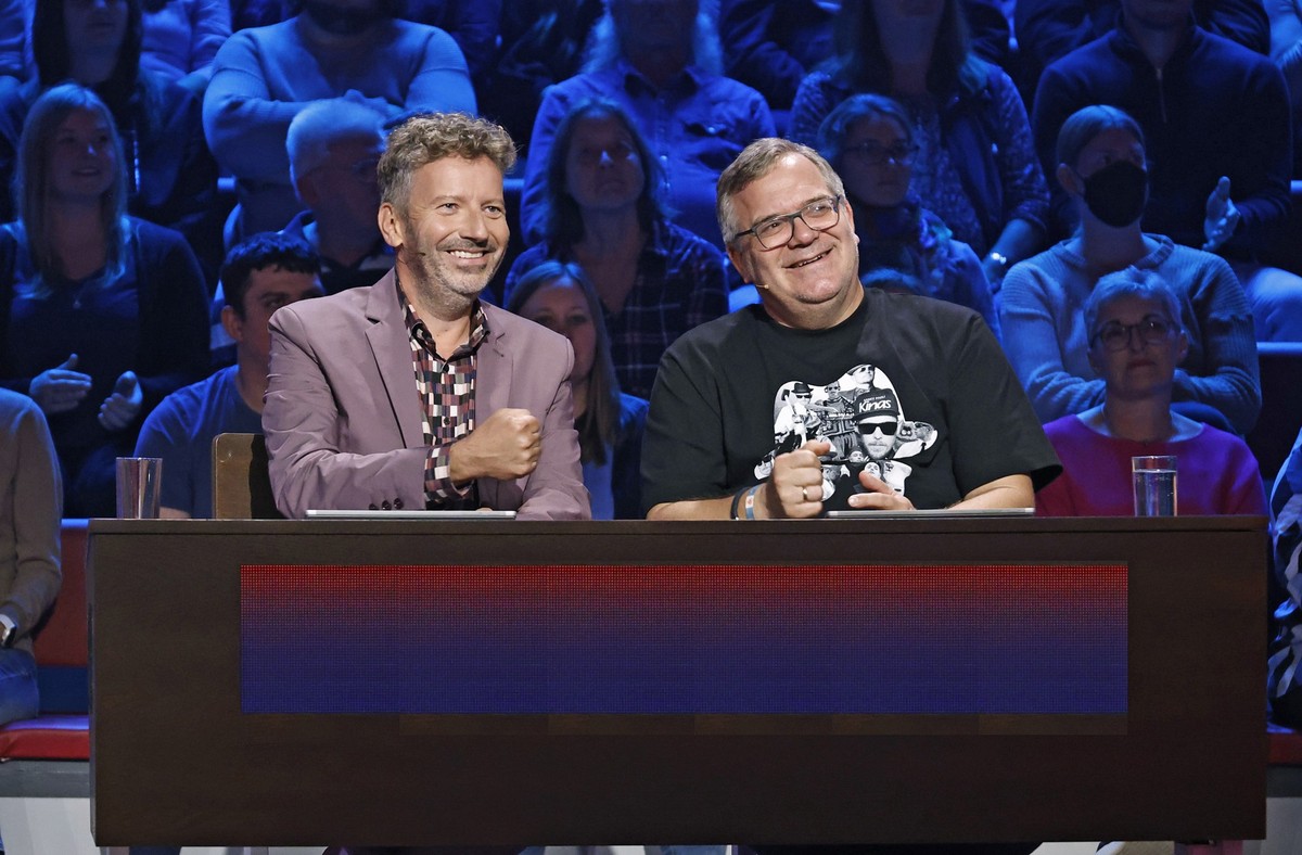 ARD WER WEISS DENN SOWAS? FOLGE 1194, &quot;Isaak Guderian und Thorsten Schorn&quot;, am Dienstag (12.11.24) um 18:00 Uhr im ERSTEN.
Rateteam-Kapitän Elton (r.) mit Radio- und Fernsehmoderator Thorste ...