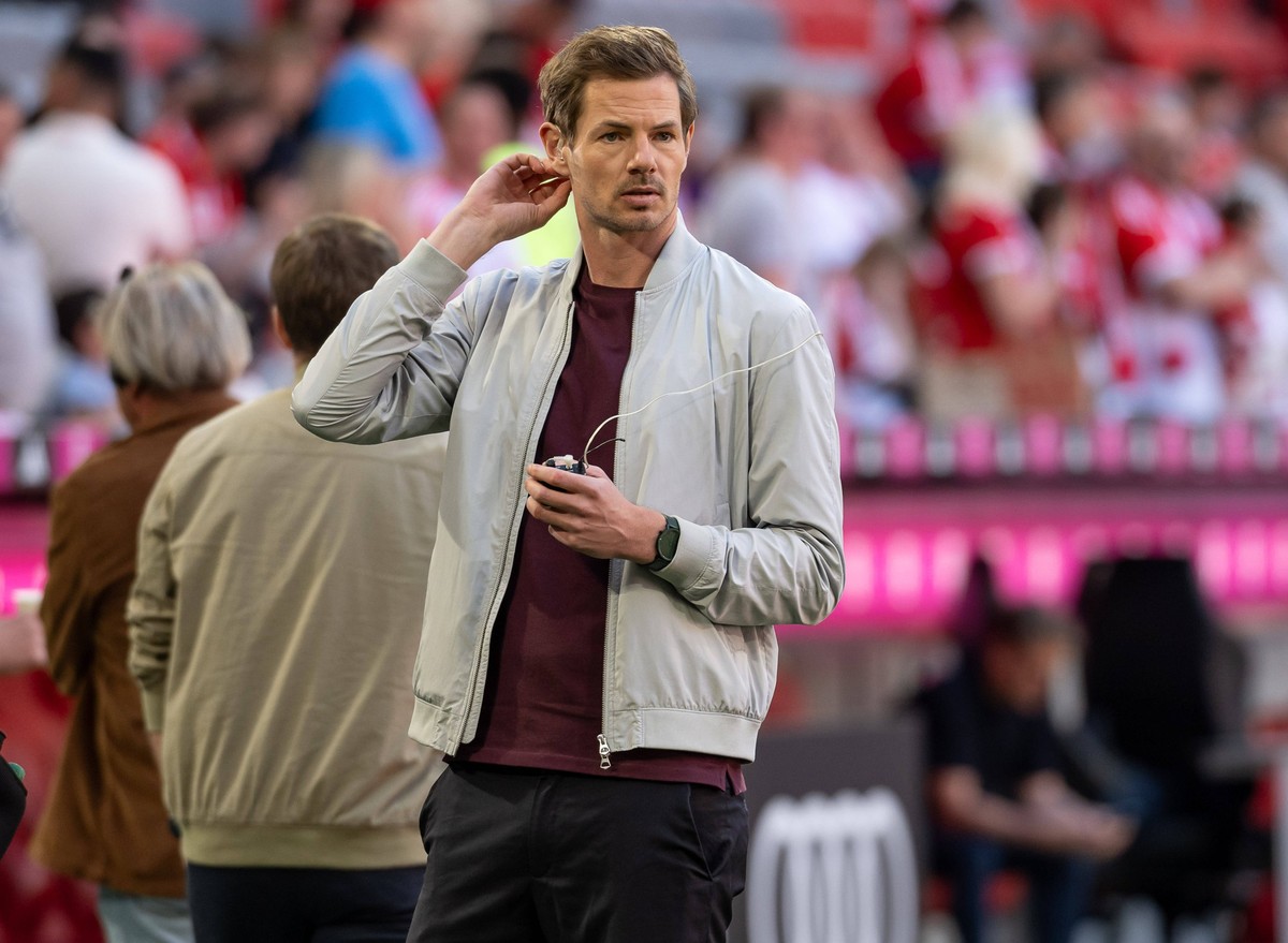Alex Schlueter Moderator, DAZN stand zum letzten Mal fuer DAZN am Mikrofon. GER, FC Bayern Muenchen gegen VfL Wolfsburg Fussball, Bundesliga, 33. Spieltag, Spielzeit 2023/2024, 12.05.2024. DFL DFB REG ...