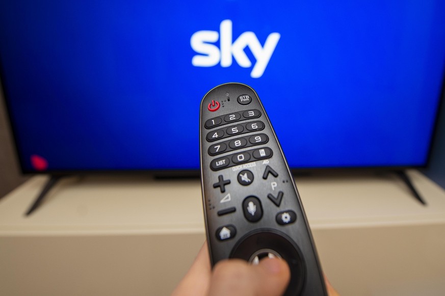 Feature - Sky: Eine Fernbedienung schaltet den Fernseher auf Sky um. Foto: Wedel/Kirchner-Media