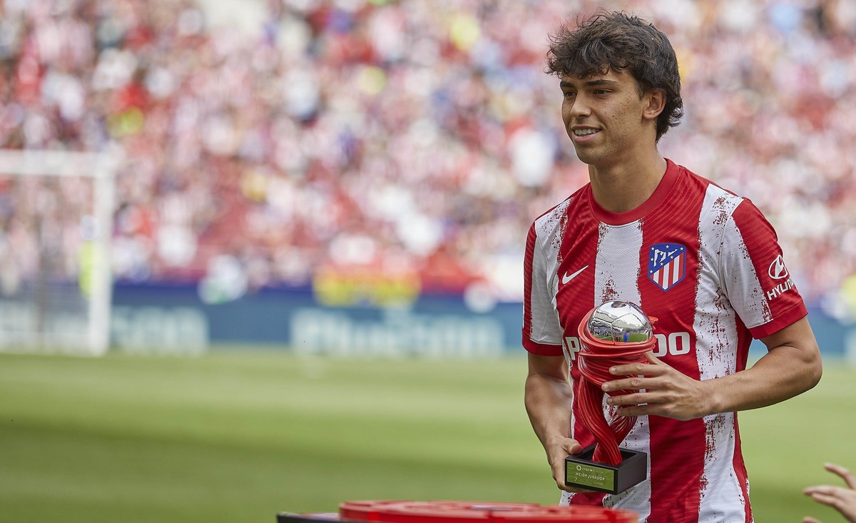 Joao Felix (Atletico de Madrid) erhaelt Auszeichnung als Spieler des Monats vor dem Spiel der LaLiga Santander zwischen Atletico Madrid und Espanyol Barcelona im Wanda Metropolitano am 17. April 2022  ...