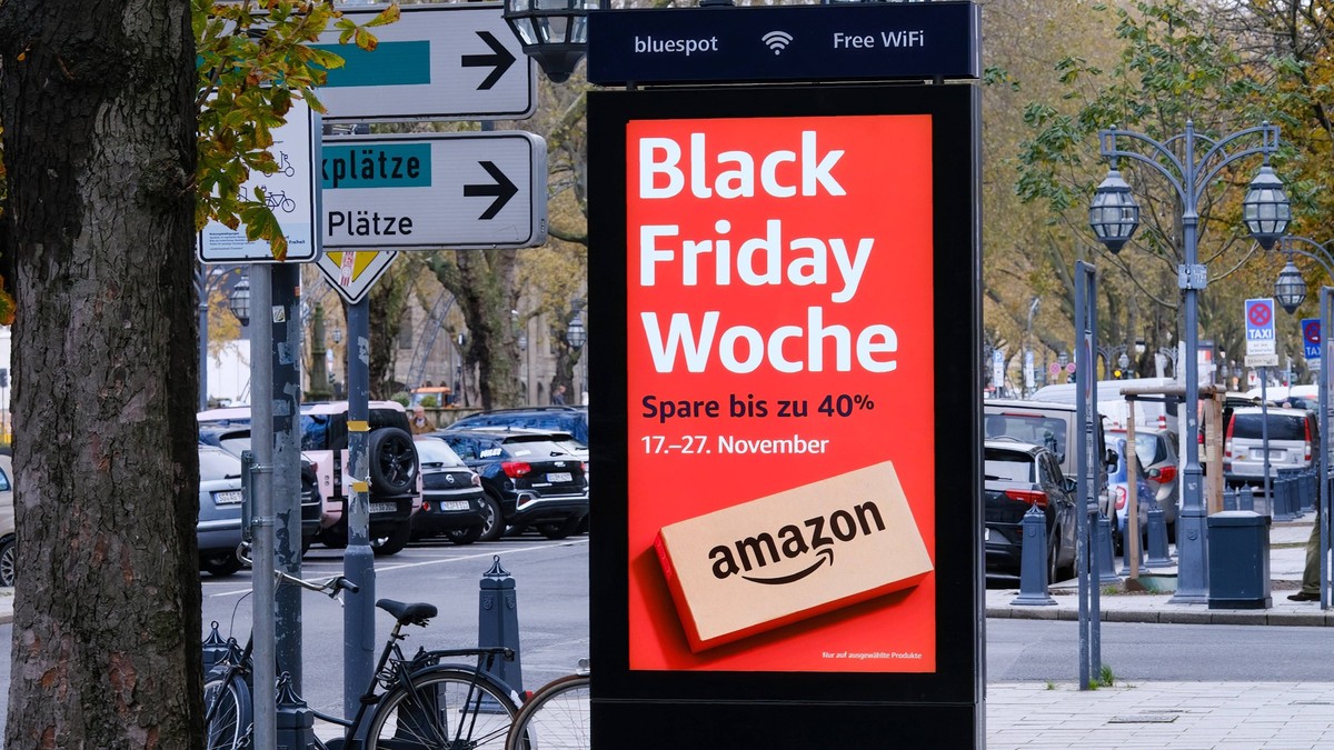Düsseldorf 15.11.2023 Amazon Black Friday Woche Rabatt Rabattschlacht Rabattangebote Räumungsverkauf Handel Einzelhandel Sale Ausverkauf Schlussverkauf Saisonware Textilien Sonderangebote Düsseldorf N ...