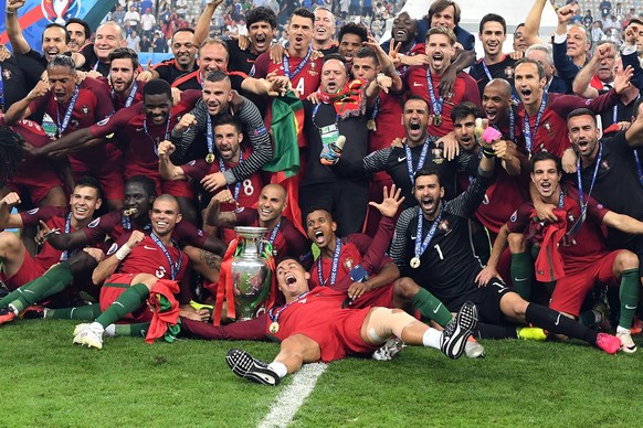 Players of Portugal celebrates after winning the UEFA EURO 2016 soccer Final match between Portugal and France at the Stade de France, Saint-Denis, France, 10 July 2016. Photo: Federico Gambarini/dpa  ...