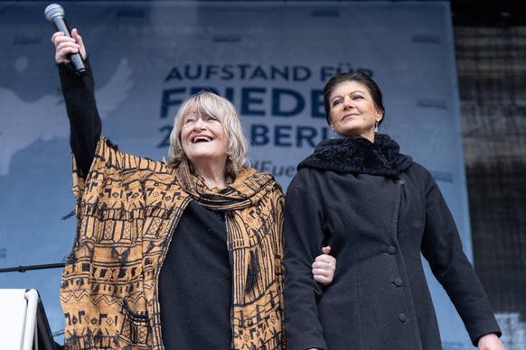 Aufstand für Frieden, Alice Schwarzer, Sahra Wagenknecht Aufstand für Frieden, Kundgebung am Brandenburger Tor in Berlin. Berlin Berlin GER *** Uprising for Peace, Alice Schwarzer, Sahra Wagenknecht U ...