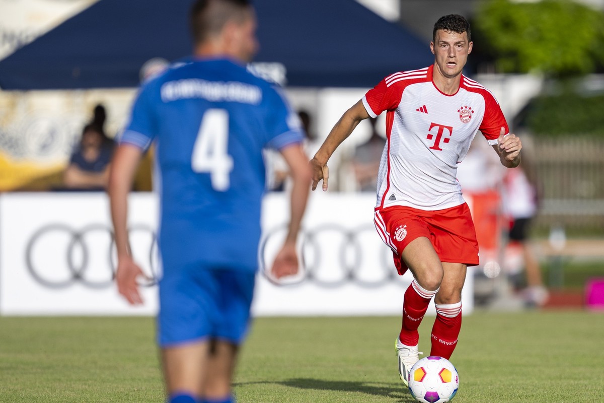 18.07.2023, Bayern, Rottach-Egern: Fußball: Testspiele, FC Rottach-Egern - FC Bayern München: Bayerns Benjamin Pavard (r) in Aktion. Foto: David Inderlied/dpa +++ dpa-Bildfunk +++