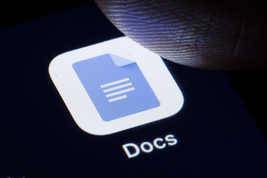 Symbolfoto: Das Logo von Google Docs wird auf einem Smartphone angezeigt. Berlin, 27.11.2019. Berlin Deutschland *** Symbol photo The Google Docs logo is displayed on a smartphone Berlin, 27 11 2019 B ...