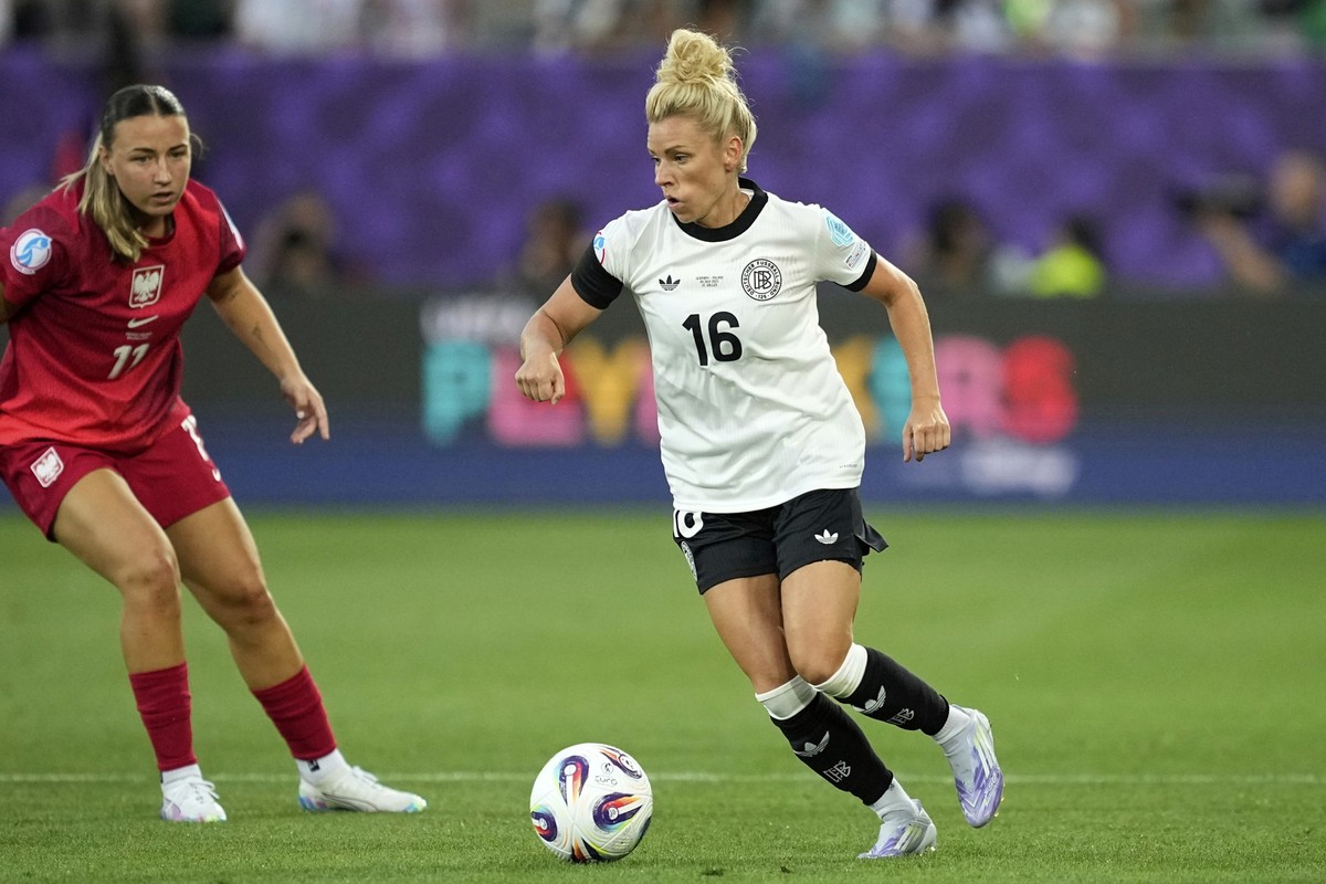 Germany&#039;s Linda Dallmann runs with the ball during the Euro 2025, group C, soccer match between Germany and Poland at Arena St. Gallen in St. Gallen, Switzerland, Friday, July 4, 2025. (AP Photo/ ...