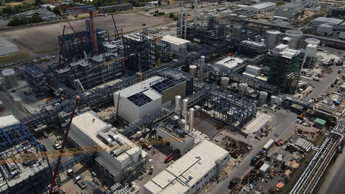 PRODUKTION - 13.07.2023, Leuna: Eine Luftaufnahme zeigt die 15 Hektar gro�e Baustelle der neuen Bioraffinerie in Leuna. Statt aus Erd�l sollen in der Raffinerie chemische Grundstoffe aus Holz hergeste ...