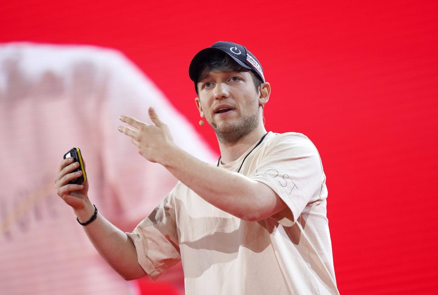 Youtuber Rezo bei seinem Vortrag Exposed: Wie Influencer ihre Werbekunden verarschen auf der Red Stage auf der DMEXCO. Die DMEXCO ist eine einmal im Jahr stattfindende Fachmesse f