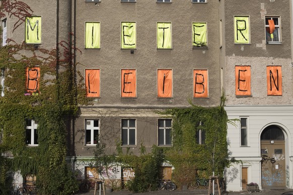 Demonstration gegen Mietervertreibung, Gentrifizierung und soziale Armut in Berlin-Prenzlauer Berg Demonstration gegen Mietervertreibung und soziale armut in Berlin-Prenzlauer Berg *** Demonstration a ...