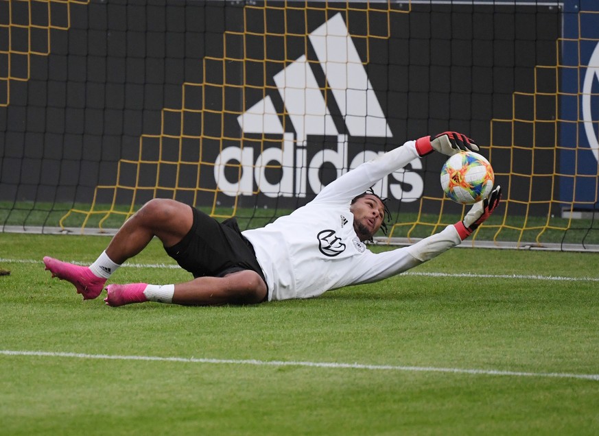 07.10.2019, Fussball, Training Deutsche Fussball Nationalmannschaft in Dortmund, Serge Gnabry Deutschland versuchte sich als Torwart 07 10 2019, Football, Training German National Football Team in Dor ...