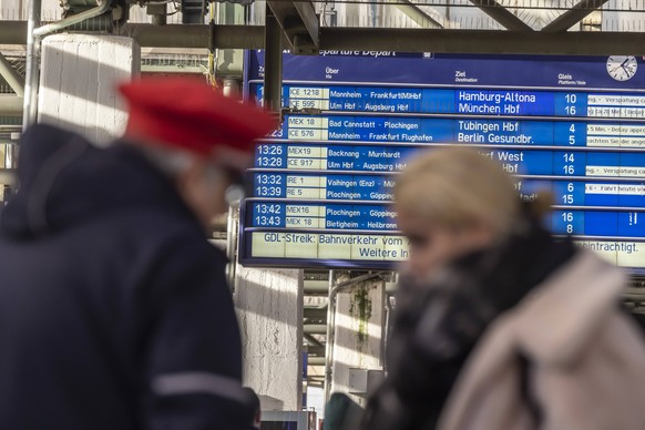 Streik bei der Bahn. Die Lokf�hrer-Gewerkschaft GDL streikt, viele Z�ge fallen aus. Der Warnstreik der GDL wird auf dem R�cken der Fahrg�ste ausgetragen. Reisende im Hauptbahnhof Stuttgart mit Anzeige ...