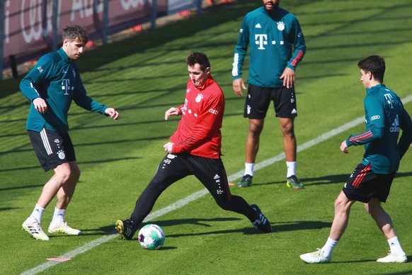 Co-Trainer Miroslav Klose im Zweikampf mit 8 Javi Martinez, li. und Marc Roca, re., Fussball 1. Bundesliga FC Bayern M�nchen, Training an der Saebenerstrasse am 24.03.2001 FOTO: Mladen Lackovic / Lako ...