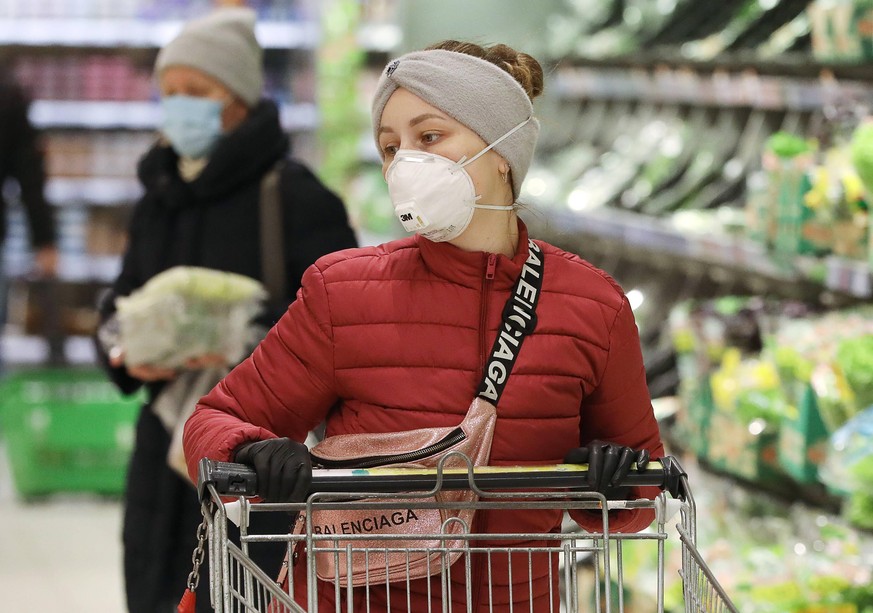 Das Tragen der Maske ist in den Supermärkten zur Normalität geworden.