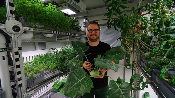 Paul Zabel mit einer Kohlrabi aus dem antarktischen Gewächshaus