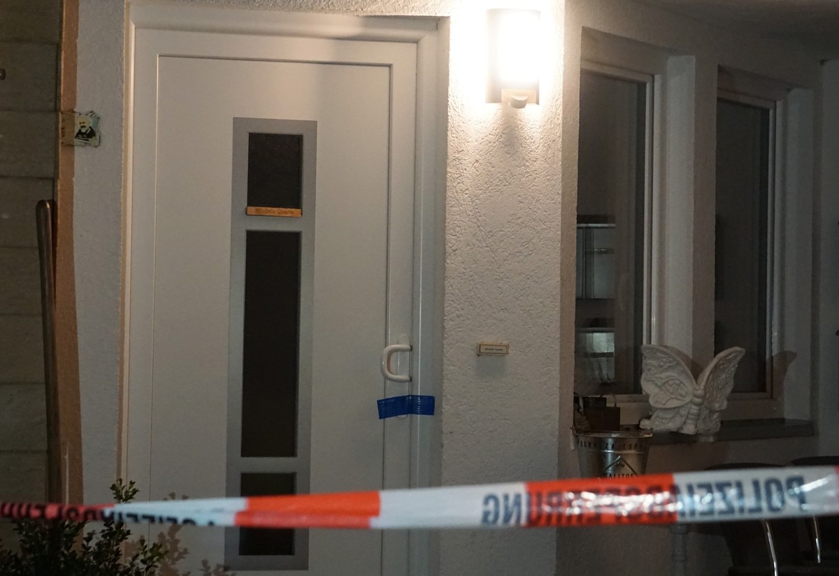 21.12.2022, Baden-W�rttemberg, Albstadt: Ein Absperrband sichert den Zugang zu einem Wohnhaus. In dem Garten wurde eine vergrabene Leiche gefunden. Ein Haftrichter d�rfte an diesem�Donnerstag entschei ...
