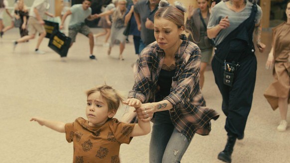Panik in der Sunshine City. Saschi (Lea Zoë Voss) flüchtet gemeinsam mit Milan (Ben Winkler), dem Sohn von Mario, vor den Schüssen.