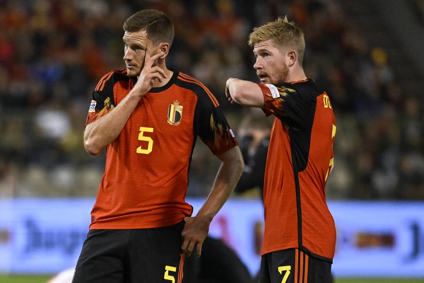 Belgium s Jan Vertonghen and Belgium s Kevin De Bruyne pictured during a soccer game between Belgian national team, Nationalteam the Red Devils and Wales, Thursday 22 September 2022 in Brussels, game  ...