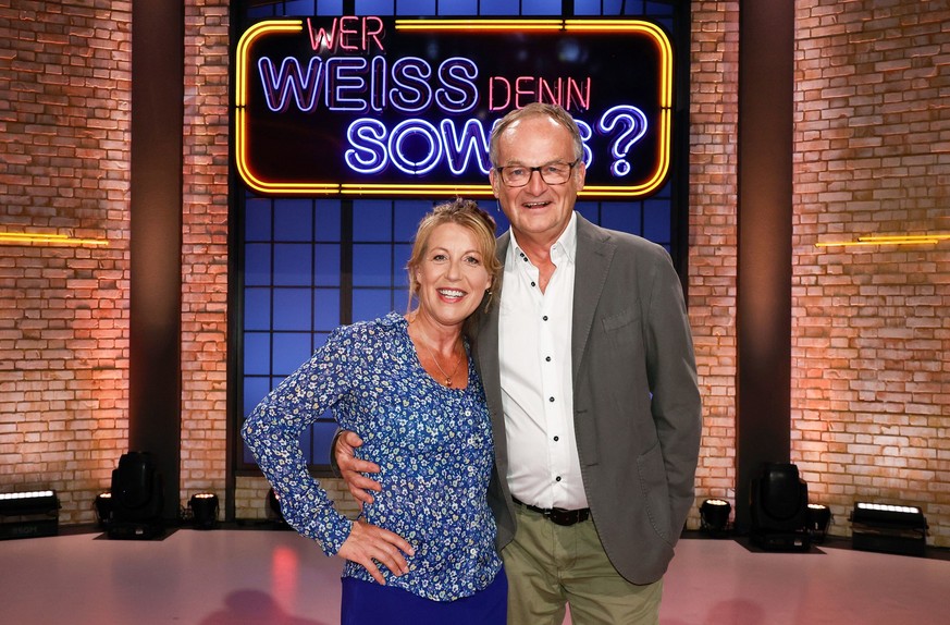 ARD WER WEISS DENN SOWAS? FOLGE 1043, &quot;Anne Gesthuysen und Frank Plasberg&quot;, am Dienstag (31.10.23) um 18:00 Uhr im ERSTEN.
Rateteam-Kapitän Elton (r.) mit dem Journalist und Moderator Frank  ...