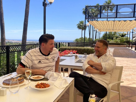 Tim Mälzer (l.) und Anton Schmaus in Marbella, Spanien.

Die Verwendung des sendungsbezogenen Materials ist nur mit dem Hinweis und Verlinkung auf RTL+ gestattet.