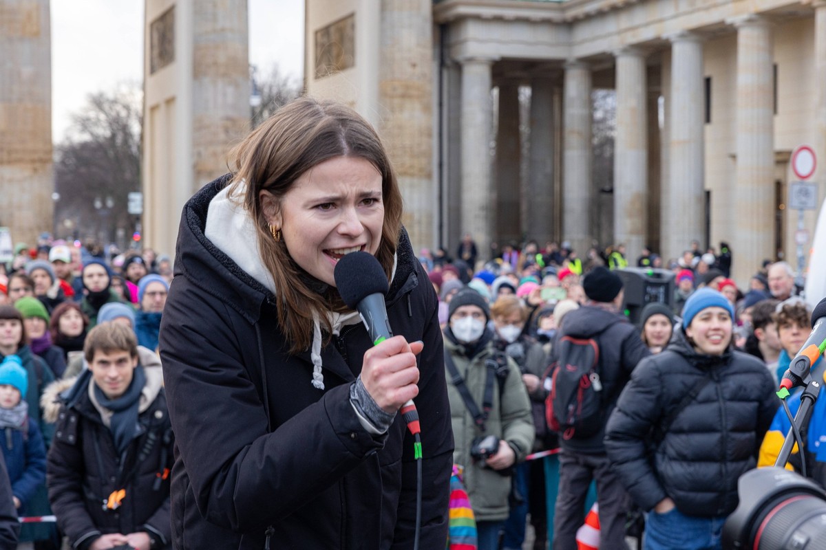 Demo Demokratie Verteidigen Deutschland, Berlin am 14.01.2024: Louisa Neubauer Klimaaktivistin FFF hat vor 25.000 Menschen auf dem Pariser Platz vorm Brandenburger Tor eine Rede gehalten f�r ein Verbo ...