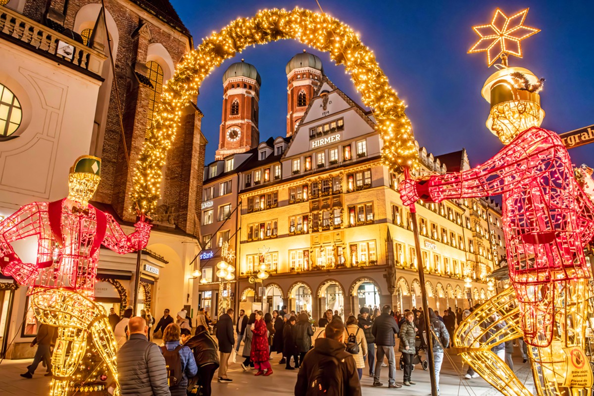 News Bilder des Tages Leuchtendes Eingangsportal zum Münchner Christkindlmarkt, der heute eröffnet wird, 25. November 2024 Deutschland, München, 25.11.2024, leuchtendes Eingangstor zum Christkindlmark ...