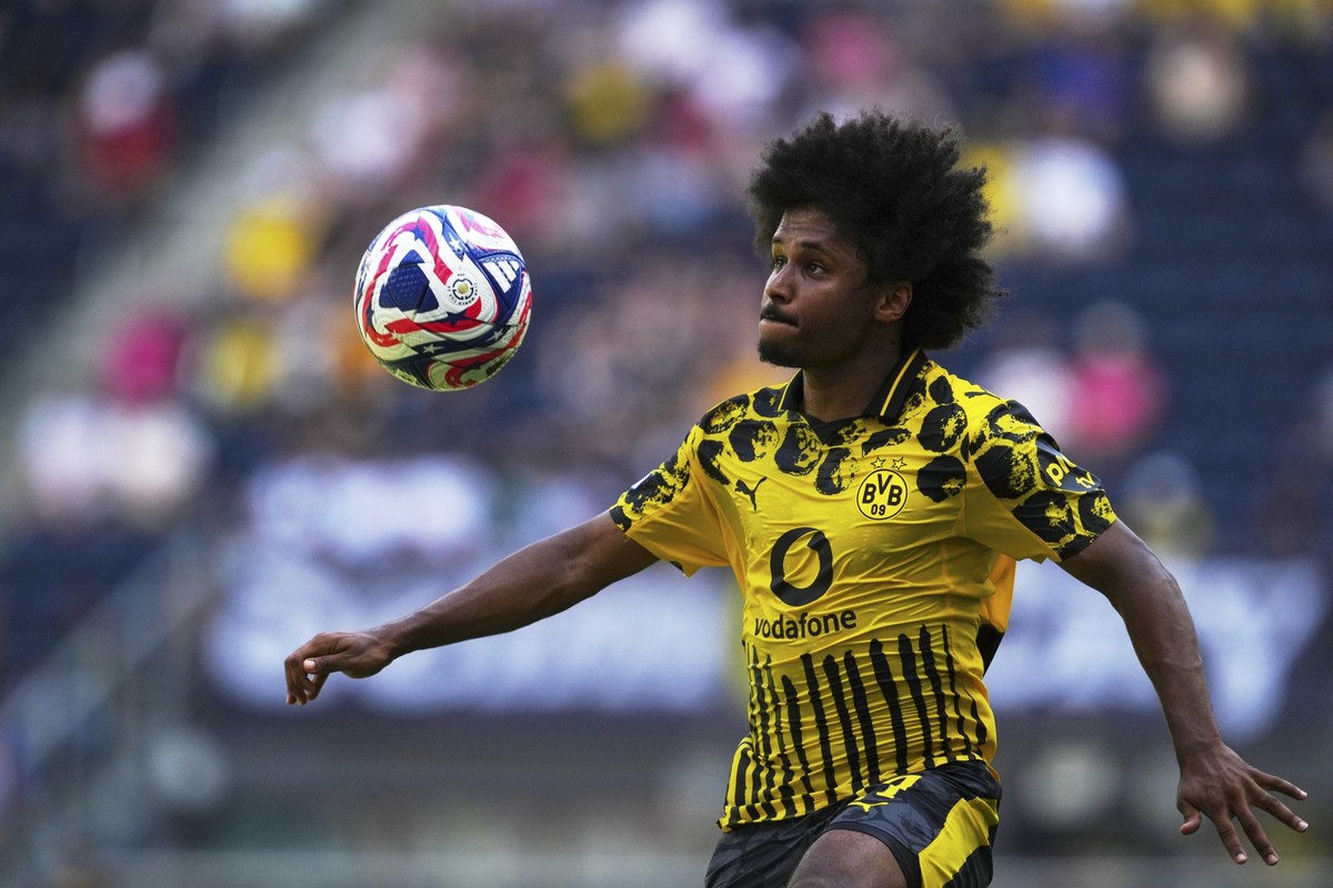 25.06.2025, USA, Cincinnati: Fußball: Club-WM, Borussia Dortmund - Ulsan HD, Vorrunde, Gruppe F, 3. Spieltag, TQL Stadium. Borussia Dortmunds Karim Adeyemi kontrolliert den Ball. Foto: Jeff Dean/FR171 ...