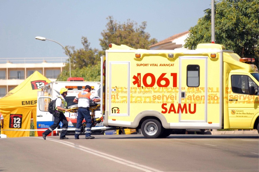 Bildnummer: 53232756 Datum: 30.07.2009 Copyright: imago/CordonPress
Rettungswagen am Tatort - Bombenanschlag der ETA auf eine Polizeiwache in Palmanova auf Mallorca - PUBLICATIONxINxGERxSUIxAUTxHUNxON ...