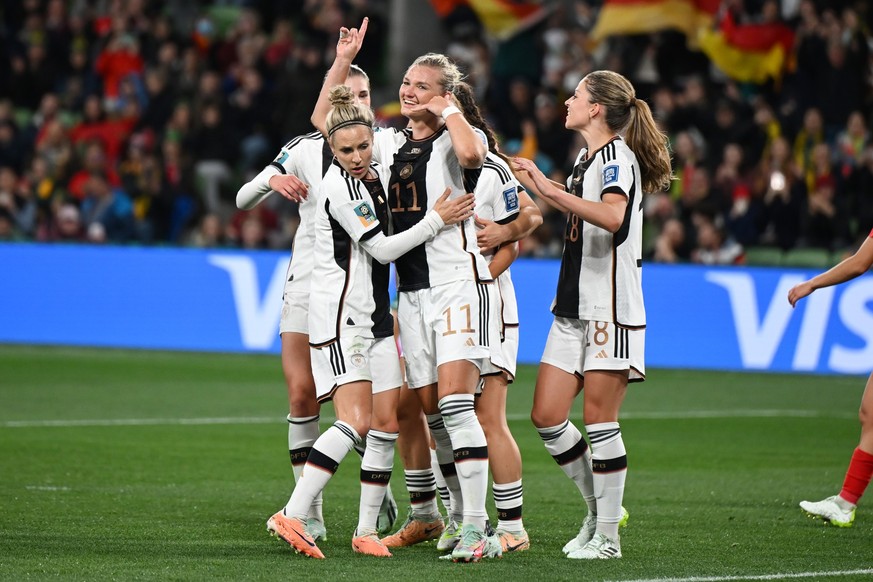 24.07.2023, Australien, Melbourne: Fußball, Frauen: WM, Deutschland - Marokko, Vorrunde, Gruppe H, 1. Spieltag, Melbourne Rectangular Stadium: Deutschlands Alexandra Popp (M) feiert mit ihren Spielerk ...