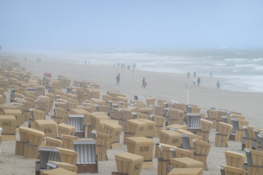 Urlaubsort Wenningstedt-Braderup auf der Nordseeinsel Sylt im Regen *** Sylt, Germany