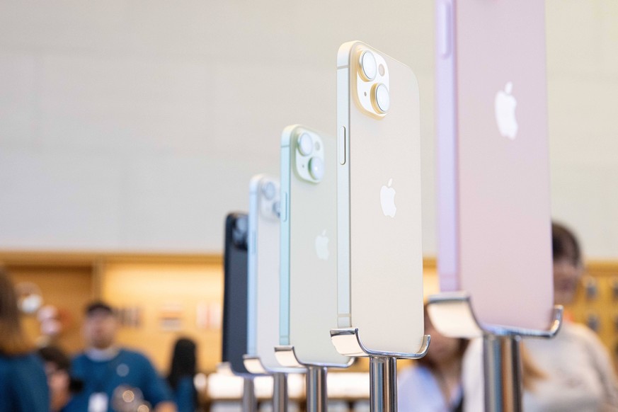 News Bilder des Tages New Apple iPhone 15 line-up on display on launch day September 22, 2023 inside Apple Omotesando, Tokyo flagship store. PUBLICATIONxNOTxINxJPN , aflo_230053414.jpg,
