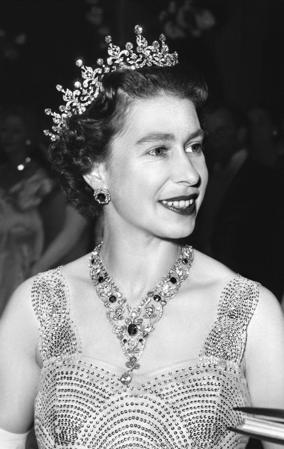 Queen Elizabeth II at the Gala Premiere of the film Me and the Colonel at the Odeon, Leicester Square, London. PUBLICATIONxINxGERxSUIxAUTxNEDxUSAxCHNxONLY Copyright: MaryxEvansxMorgon 12025069 editori ...
