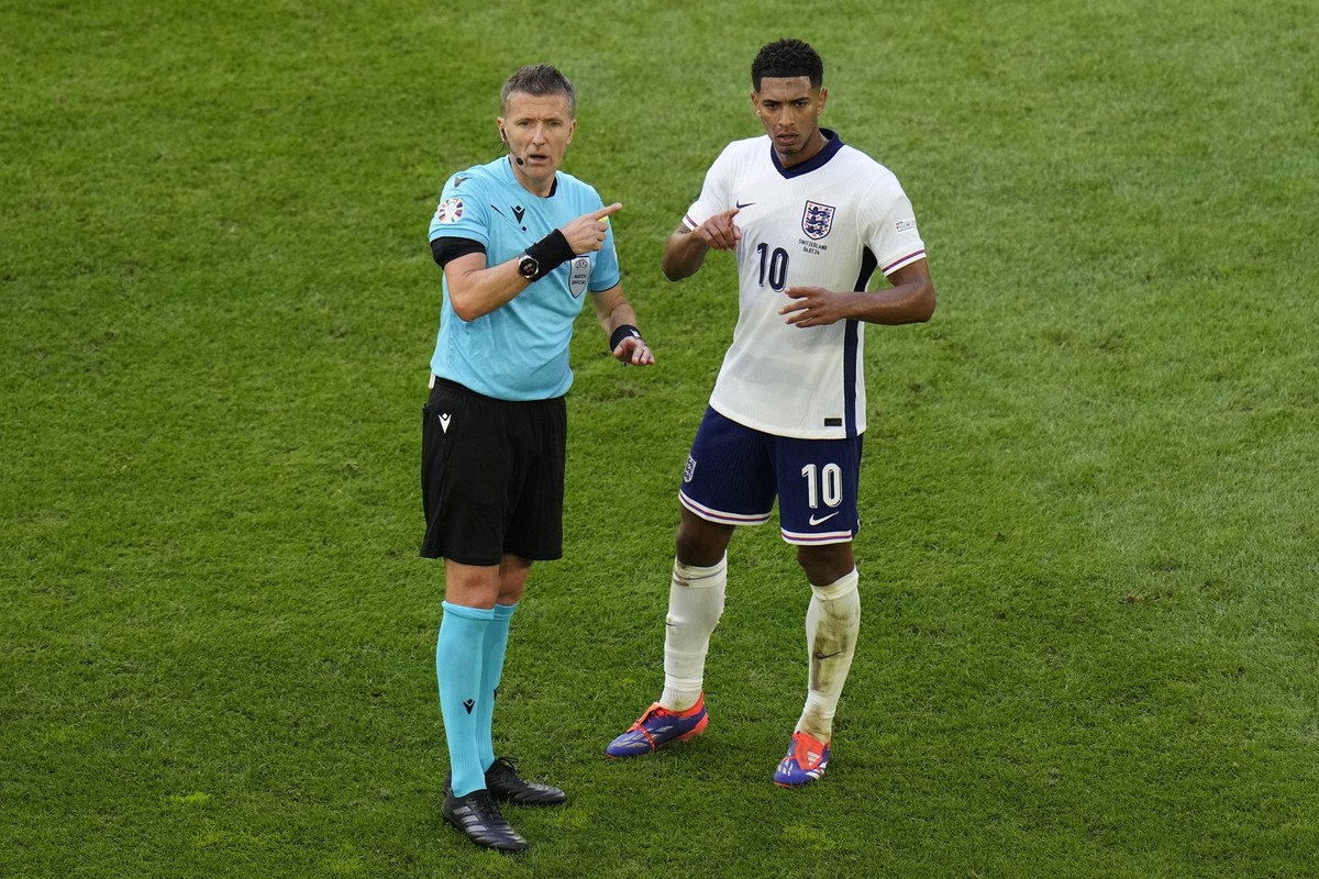 Referee Daniele Orsato, left, and England&#039;s Jude Bellingham look out to the sideline during a quarterfinal match between England and Switzerland at the Euro 2024 soccer tournament in Duesseldorf, ...