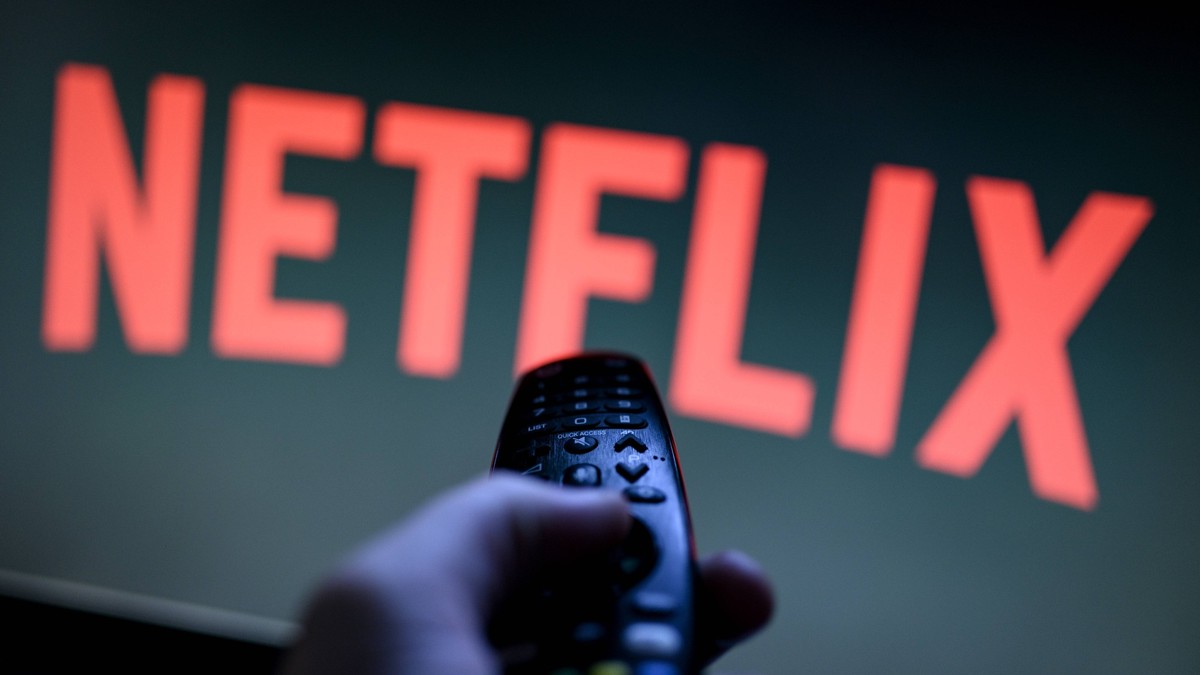 Netflix 25 Jahre Netflix, Das Netflix Logo auf einem Smartphone, Tablet, oder Fernseher, Remscheid Nordrhein-Westfalen Deutschland *** Netflix 25 years Netflix, The Netflix logo on a smartphone, table ...
