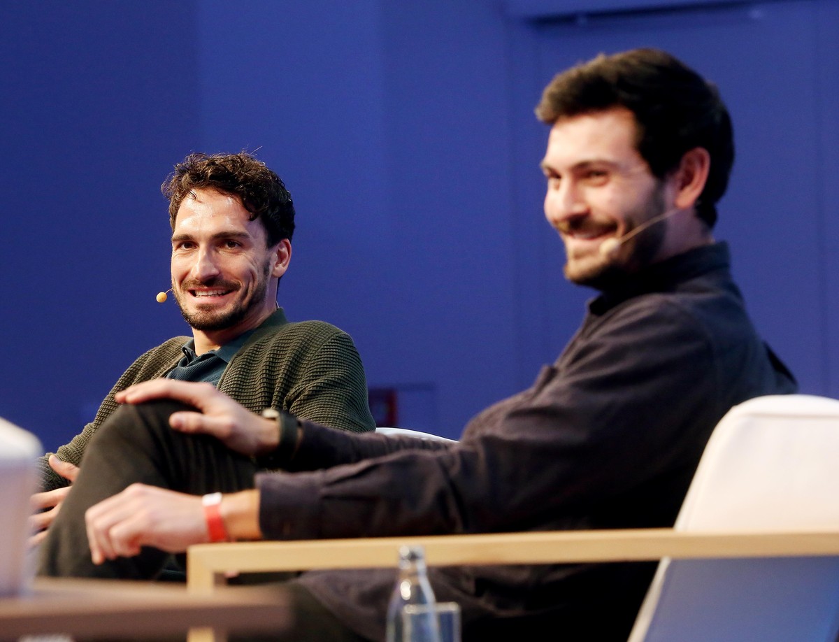 Mats Hummels (l), Fußballprofi bei Borussia Dortmund, und sein Bruder Jonas Hummels beantworten auf dem Kongress SpoBis Fragen des Fachpublikums.