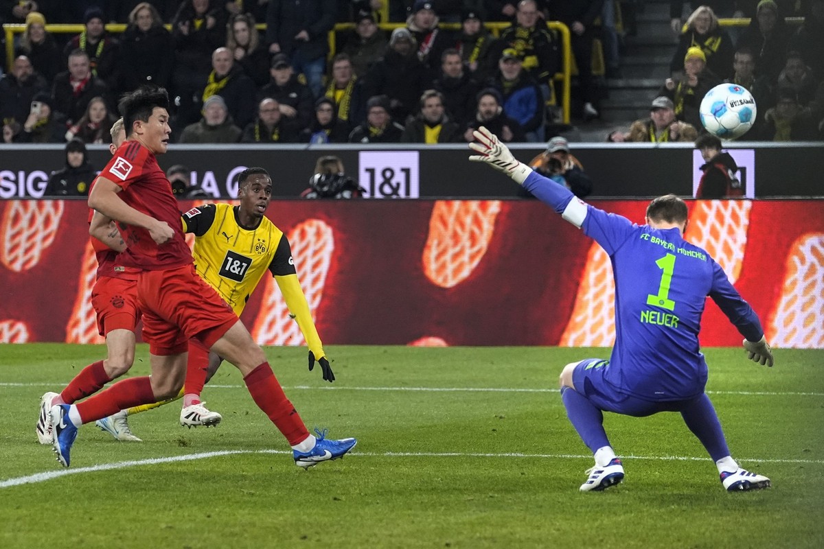 Dortmund&#039;s Jamie Gittens scores the opening goal against Bayern&#039;s goalkeeper Manuel Neuer during the German Bundesliga soccer match between Borussia Dortmund and Bayern Munich at the Signal- ...