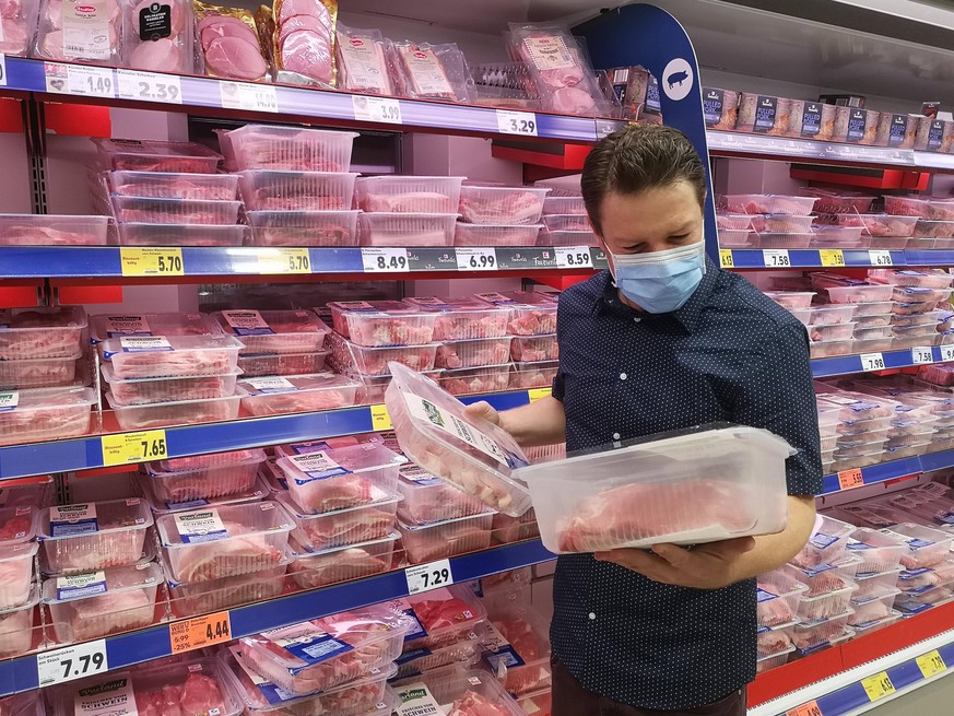 Mehr Geld für Fleisch ausgeben, wenn dafür Tierwohl und Arbeitsbedingungen mehr Beachtung finden? Viele Deutsche sind dazu bereit.