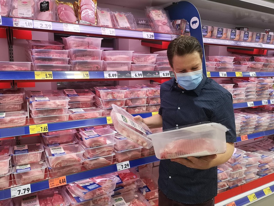 Foto Manuel Geisser 16.6.2020 Waldshut GER : Fleischregal in einem deutschen Discounter