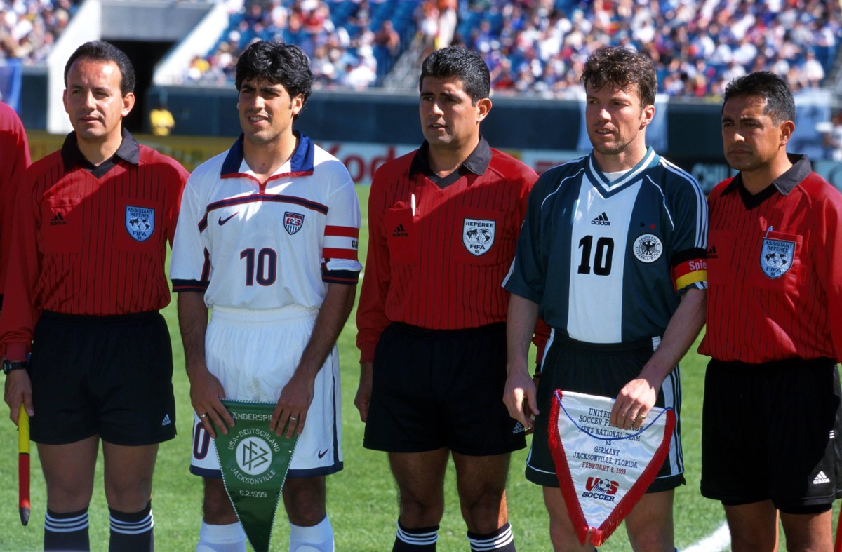 Die Kapitäne Claudio Reyna (2.v.l.) und Lothar Matthäus (2.v.r.) im Jahr 1999 bei einem Länderspiel zwischen Deutschland und USA.