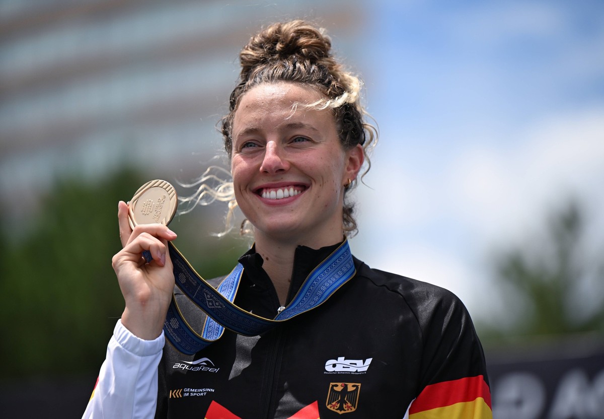 Sport Bilder des Tages 230718 -- FUKUOKA, July 18, 2023 -- Leonie Beck of Germany poses for the awarding ceremony after the open water women 5km of World Aquatics Championships 2023 held in Fukuoka, J ...