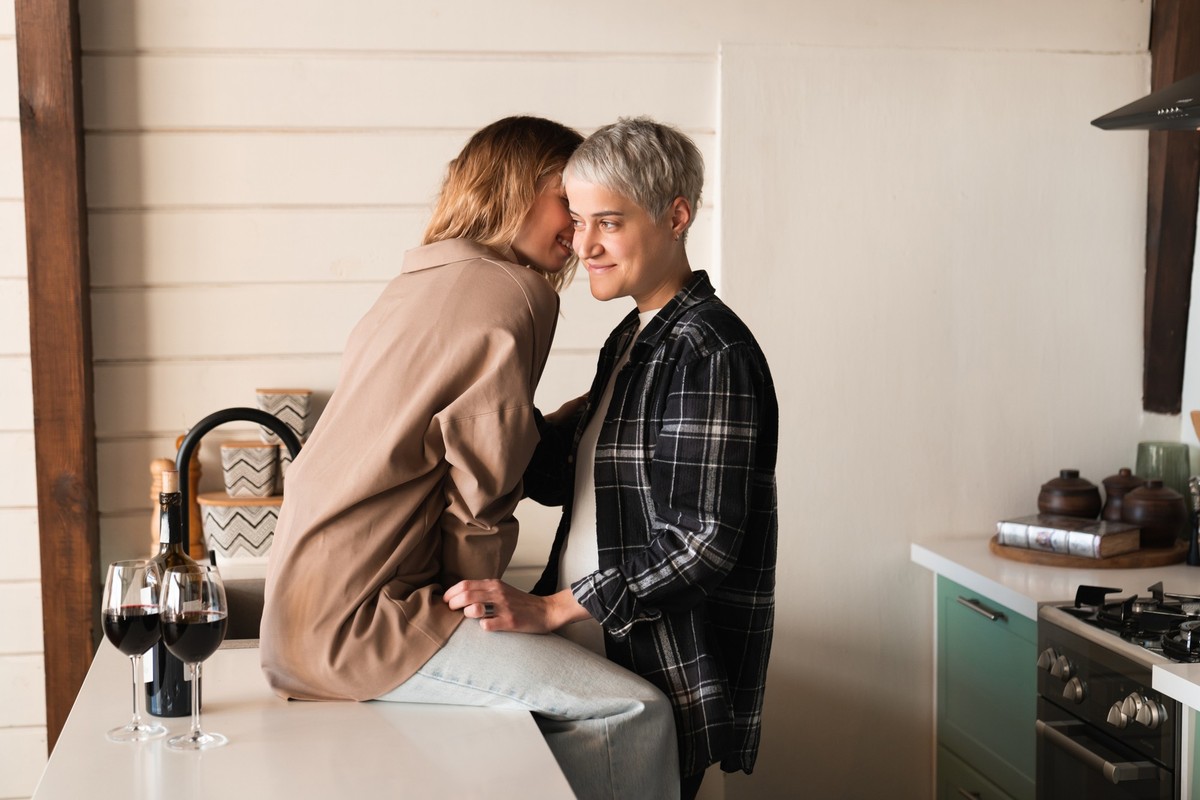 Two beautiful lesbians young women girls kissing on romantic date, two girlfriends showing love and passion. LGBT relationship Sex Kennenlernen Single-Mama verrät: Das sollten Moms über die skurrilste ...