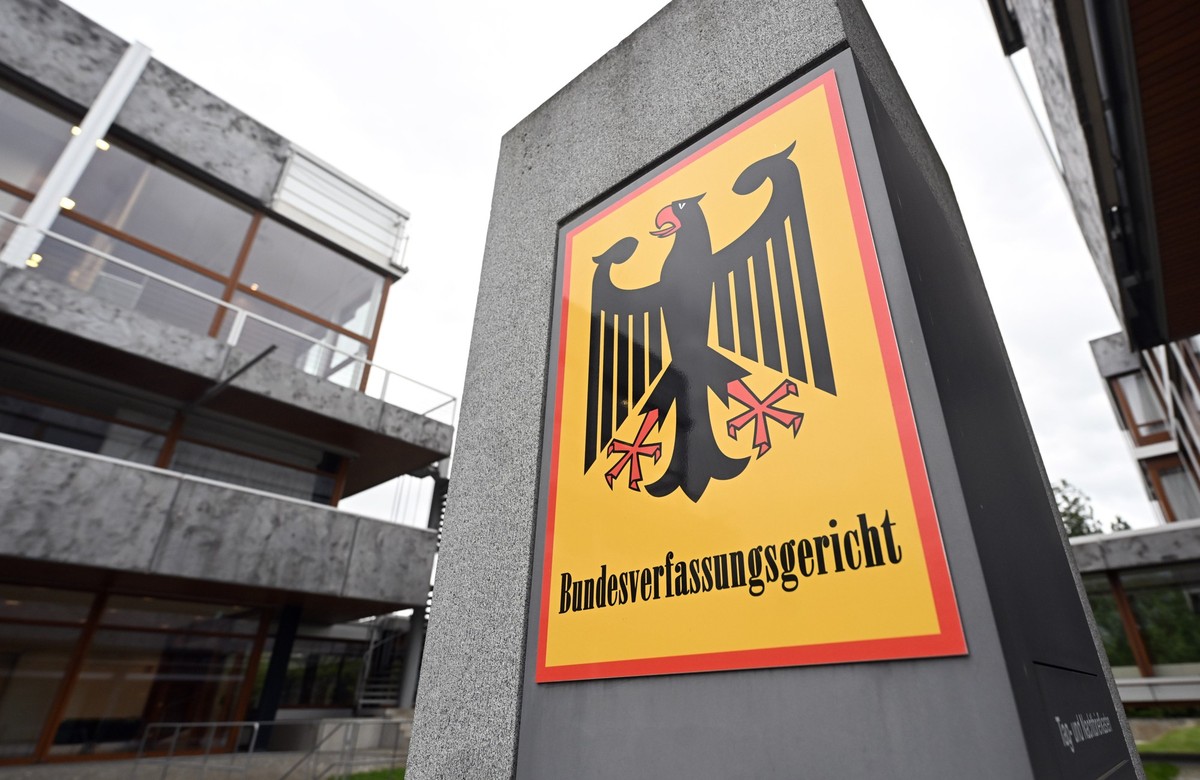 09.04.2024, Baden-Württemberg, Karlsruhe: Ein Hinweisschild mit Bundesadler und dem Schriftzug Bundesverfassungsgericht, aufgenommen vor dem Gericht. Der Erste Senat des Gerichts verkündet (ab 10.00 U ...