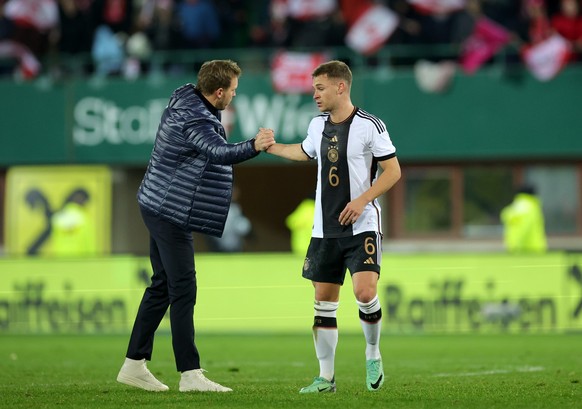 21.11.2023, �sterreich, Wien: Fu�ball: L�nderspiele, �sterreich - Deutschland, Ernst-Happel-Stadion. Deutschlands Bundestrainer Julian Nagelsmann (l) bedankt sich nach dem Spiel bei Joshua Kimmich. WI ...